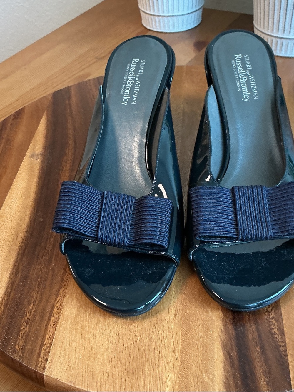 Stuart Weitzman for Russell Bromley, patent leather bow accent slides 9.5